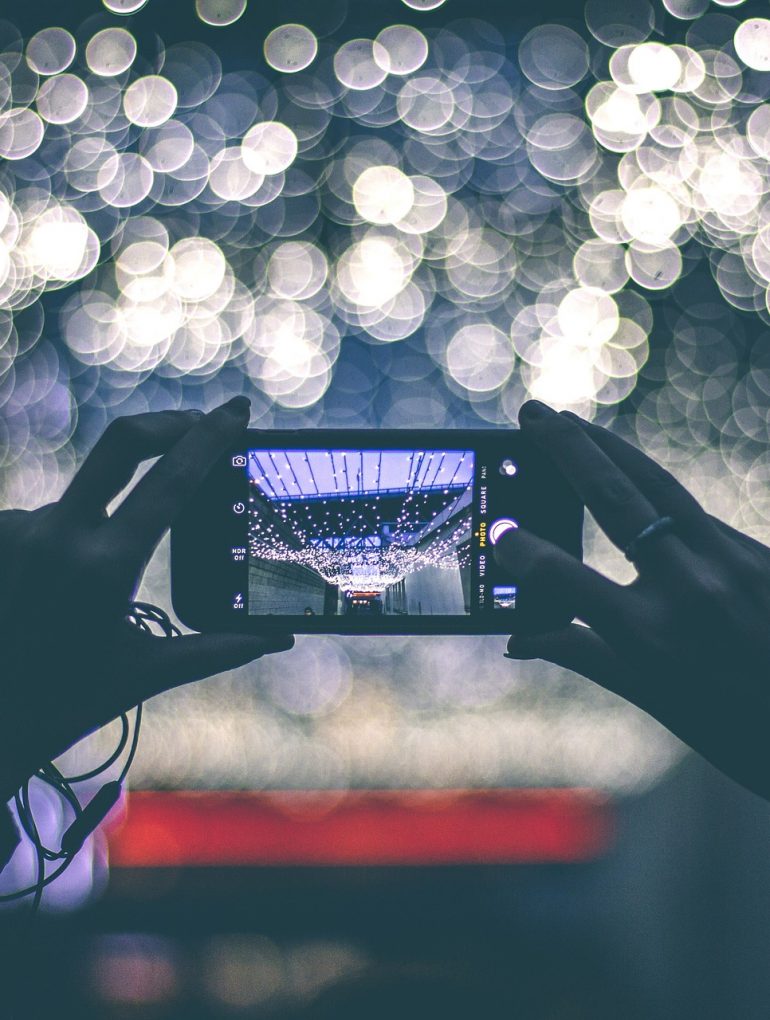 Taking a photo of lights with smartphone